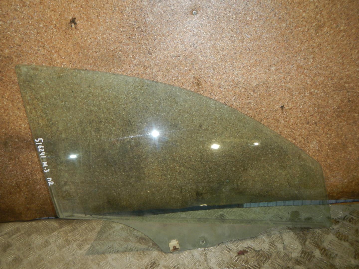 Стекло двери передней правой