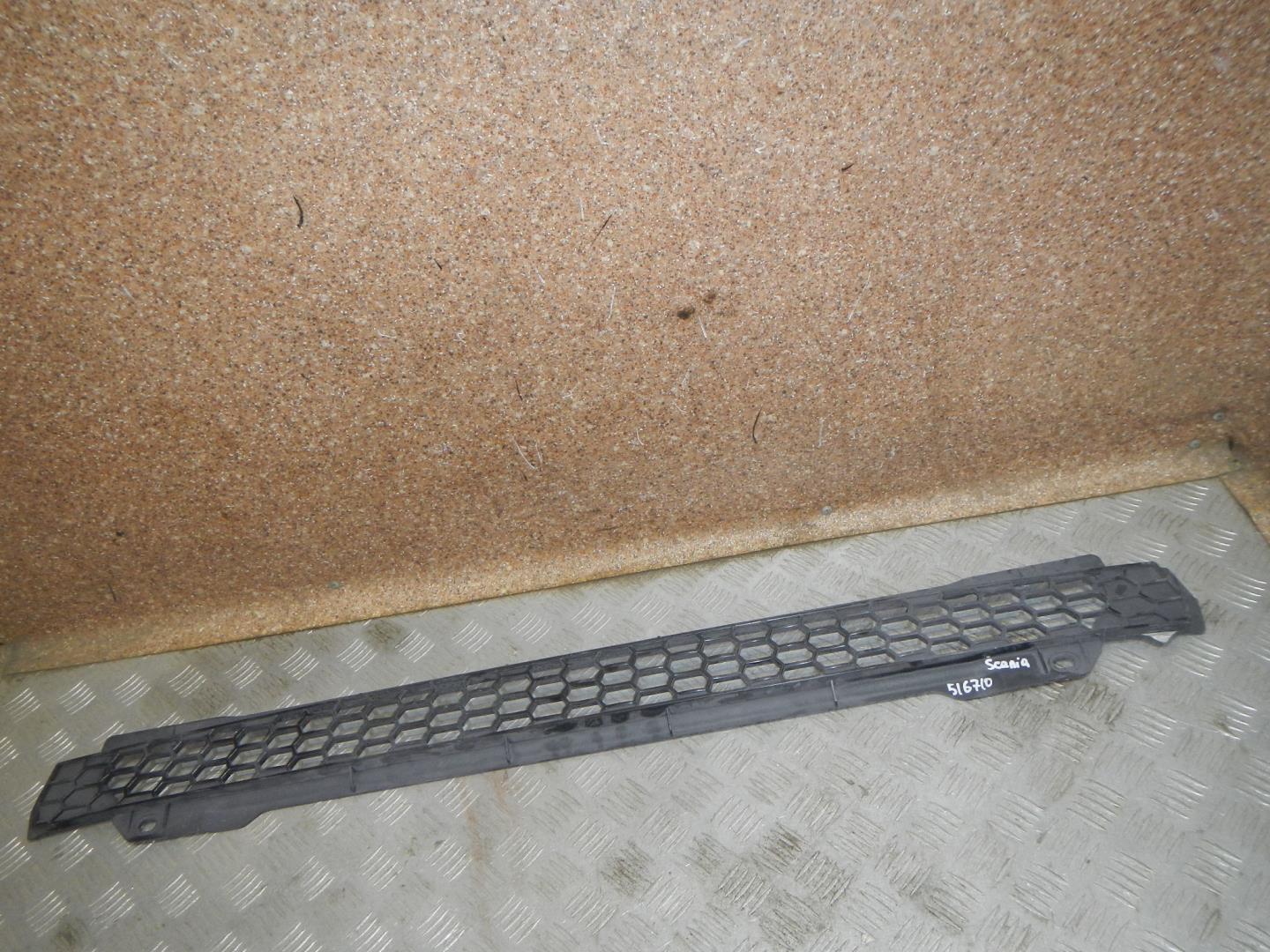 Решетка в бампер центральная