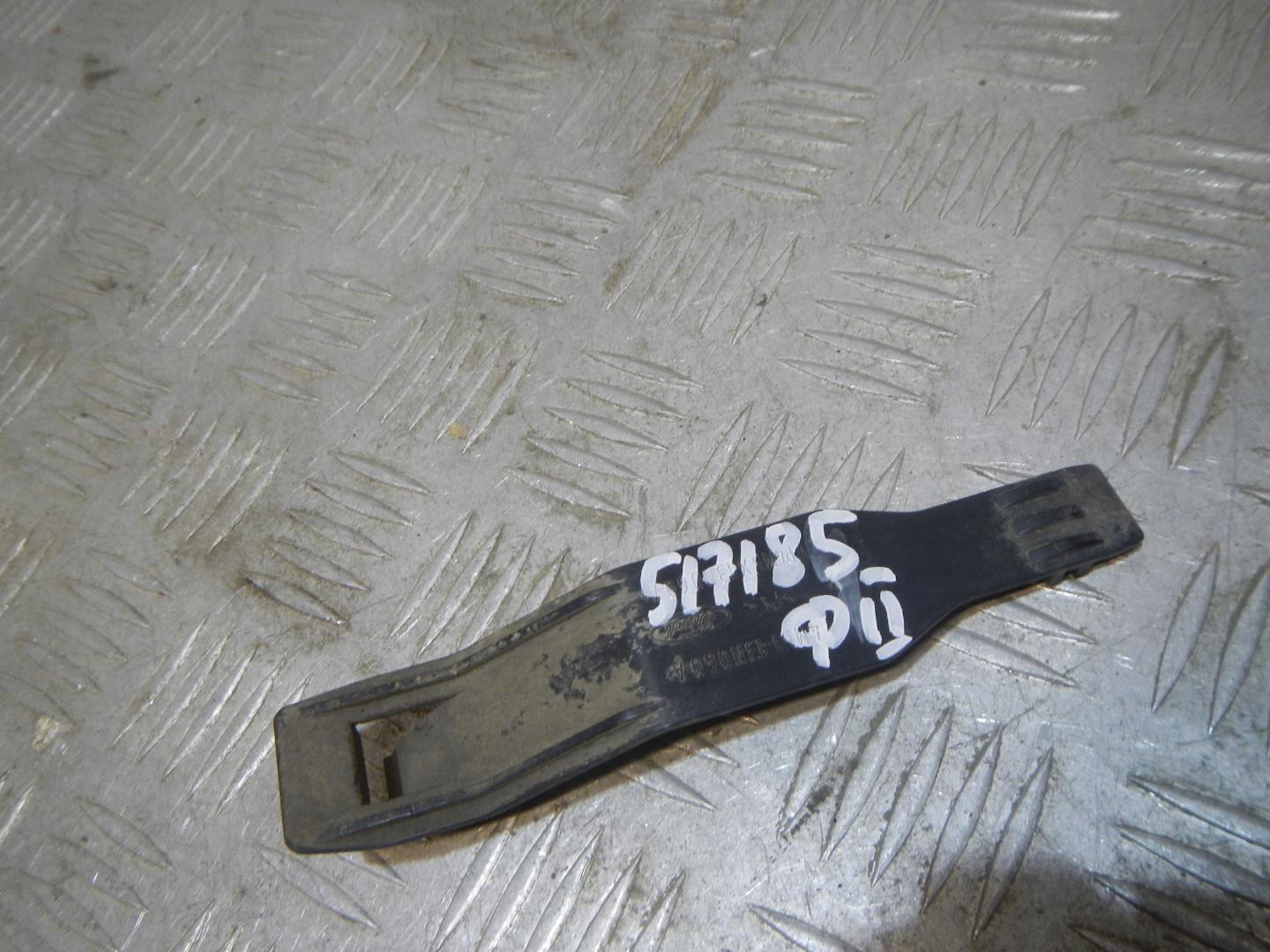 Кронштейн фар правый