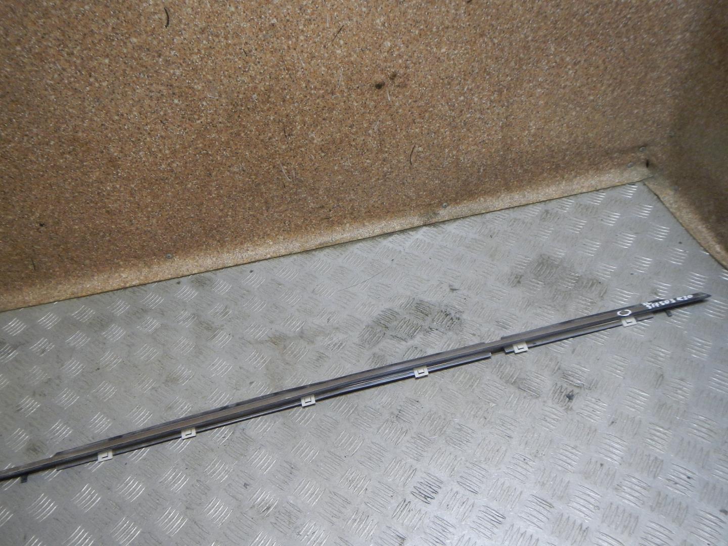 Накладка стекла заднего левого