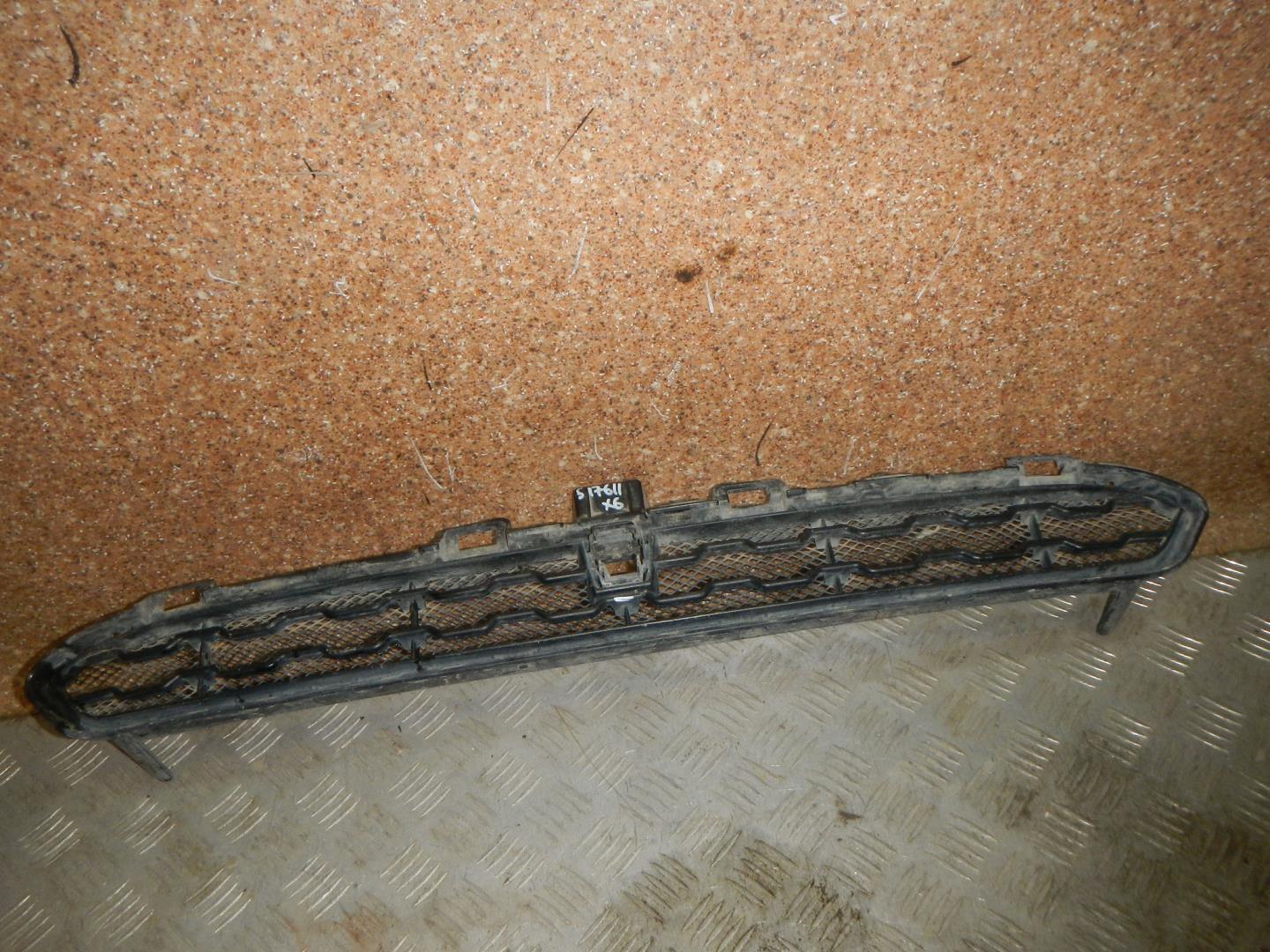 Решетка в бампер центральная