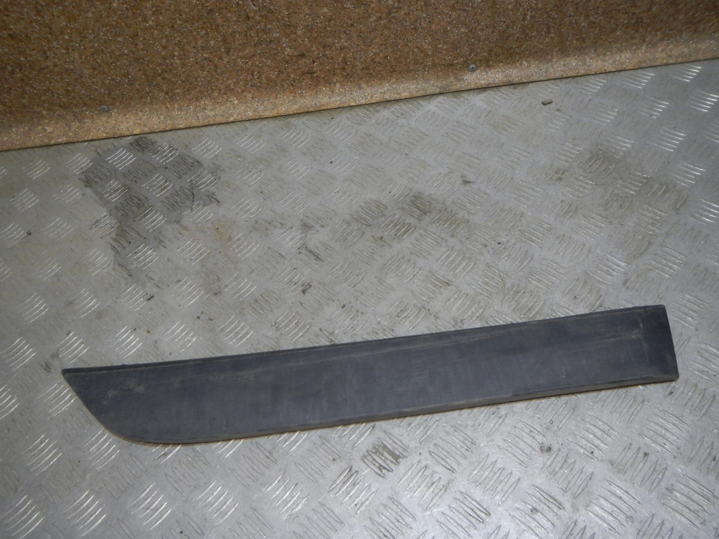 Молдинг задней правой двери