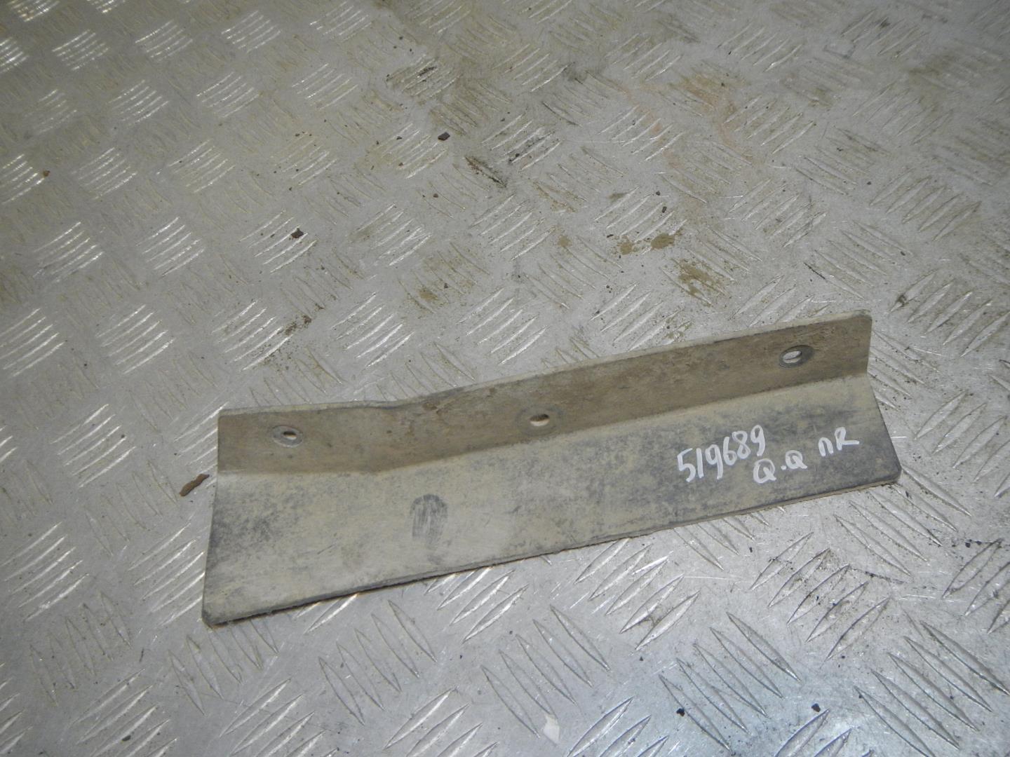 Брызговик передний правый