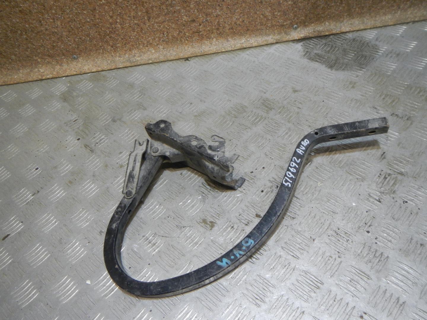 Петля крышки багажника