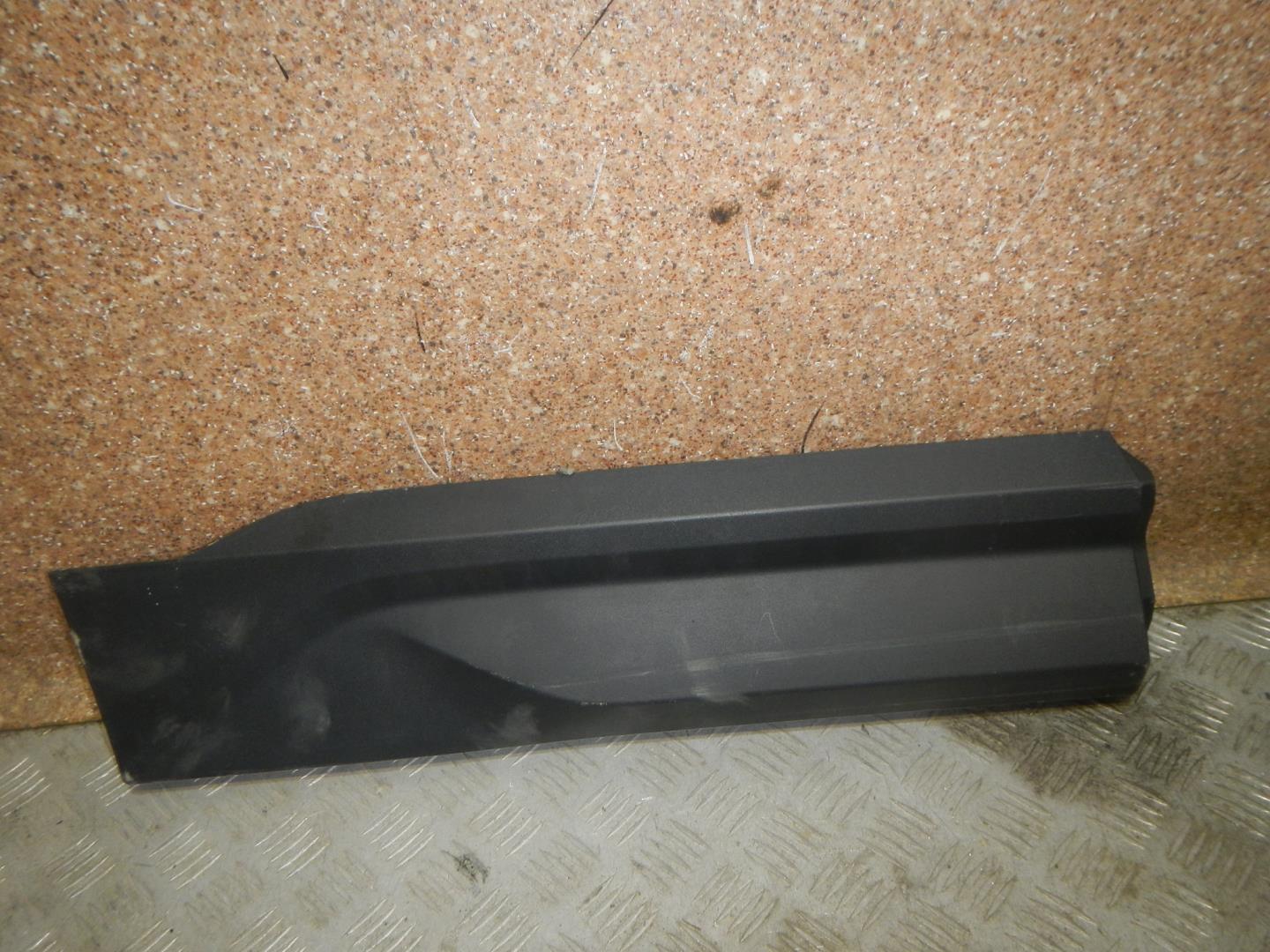 Молдинг задней правой двери