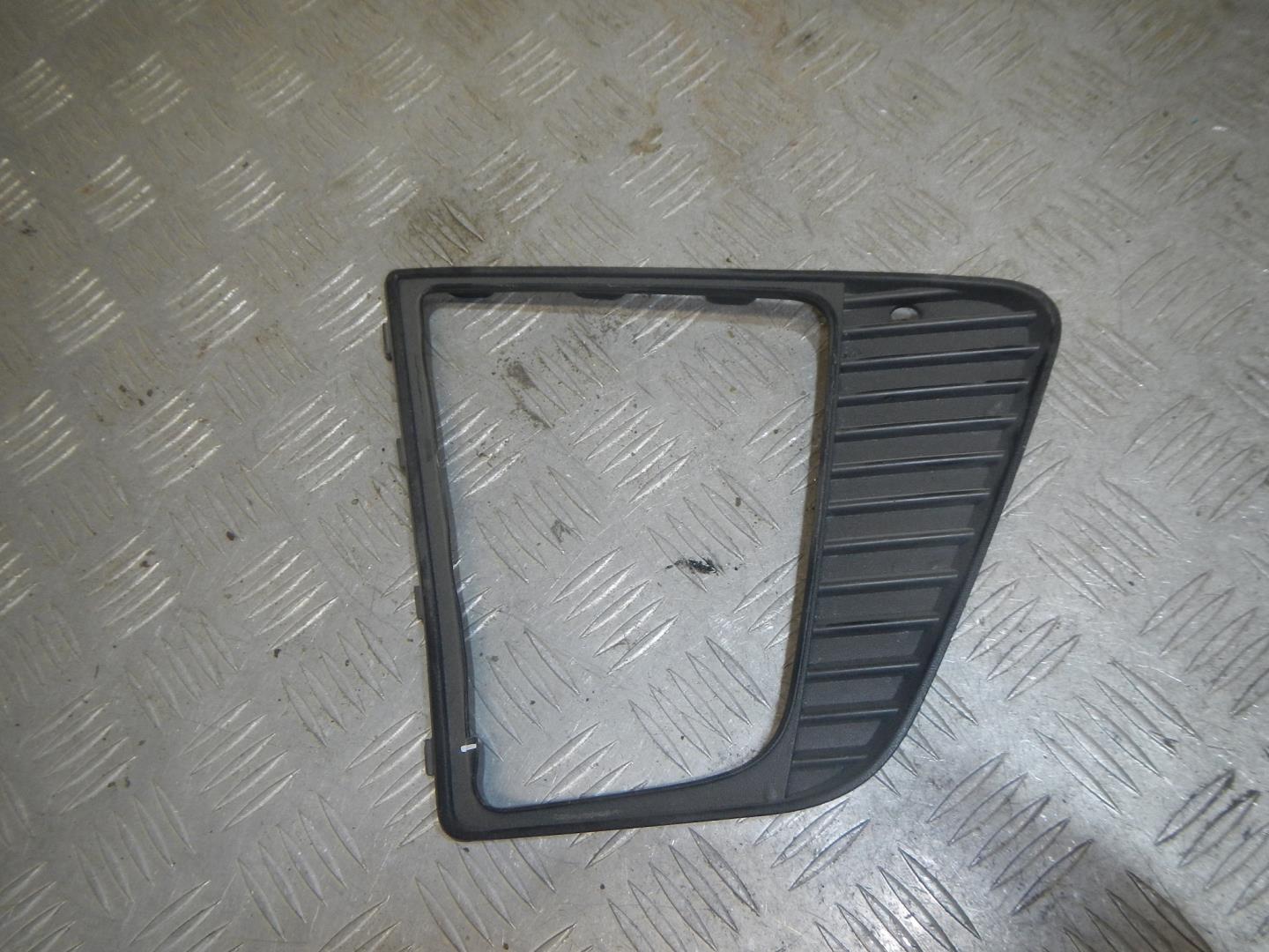 Рамка противотуманной фары правой