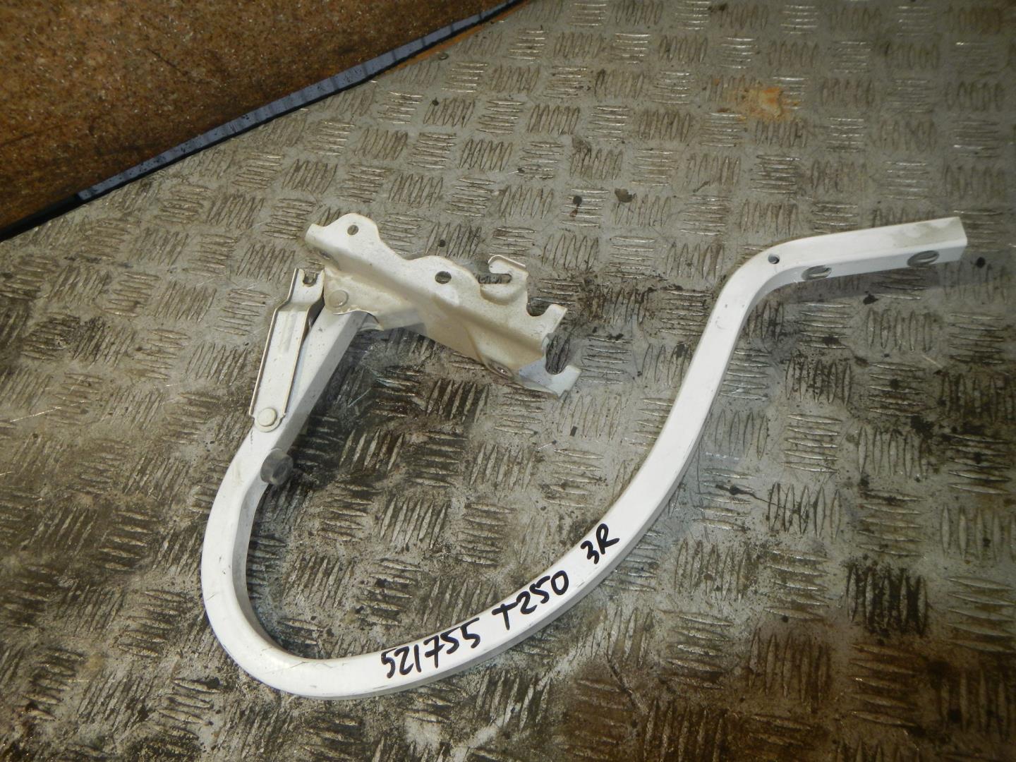 Петля крышки багажника