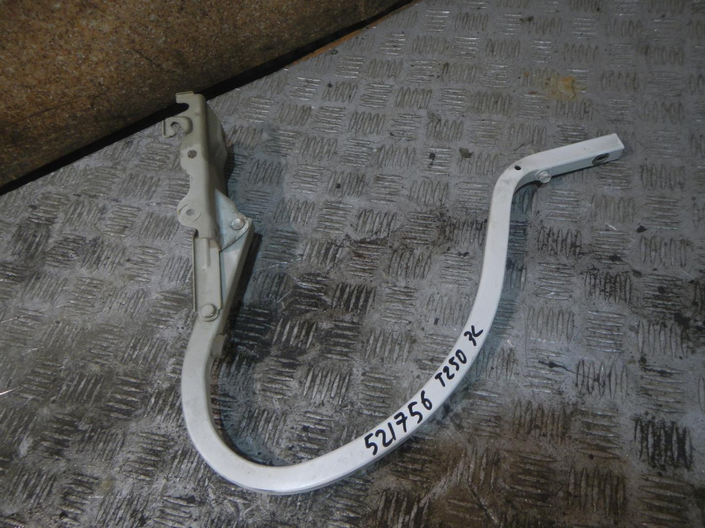 Петля крышки багажника