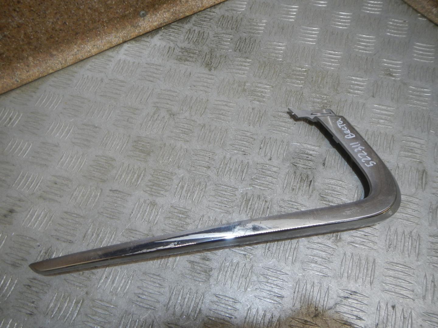 Молдинг переднего бампера левый