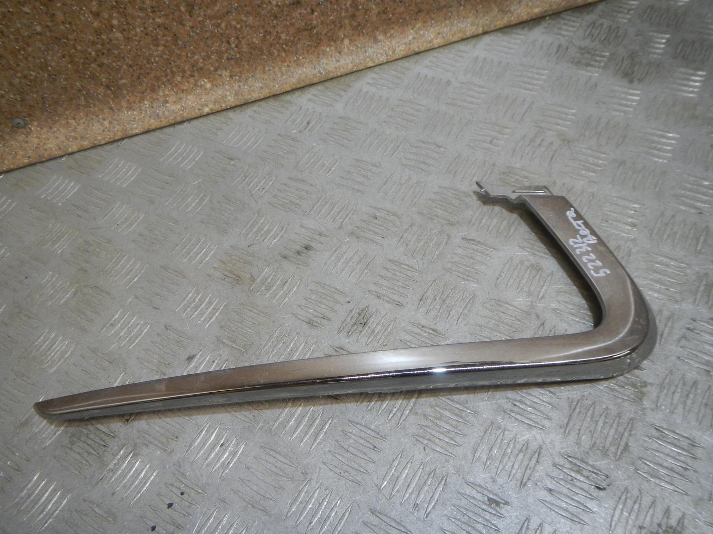 Молдинг переднего бампера левый