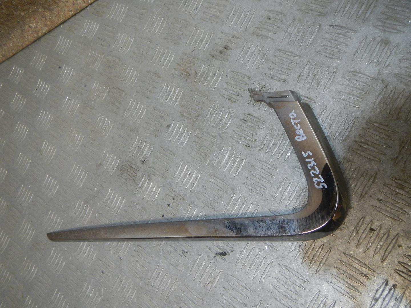 Молдинг переднего бампера левый