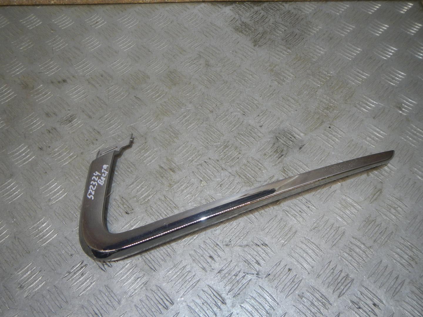 Молдинг переднего бампера правый