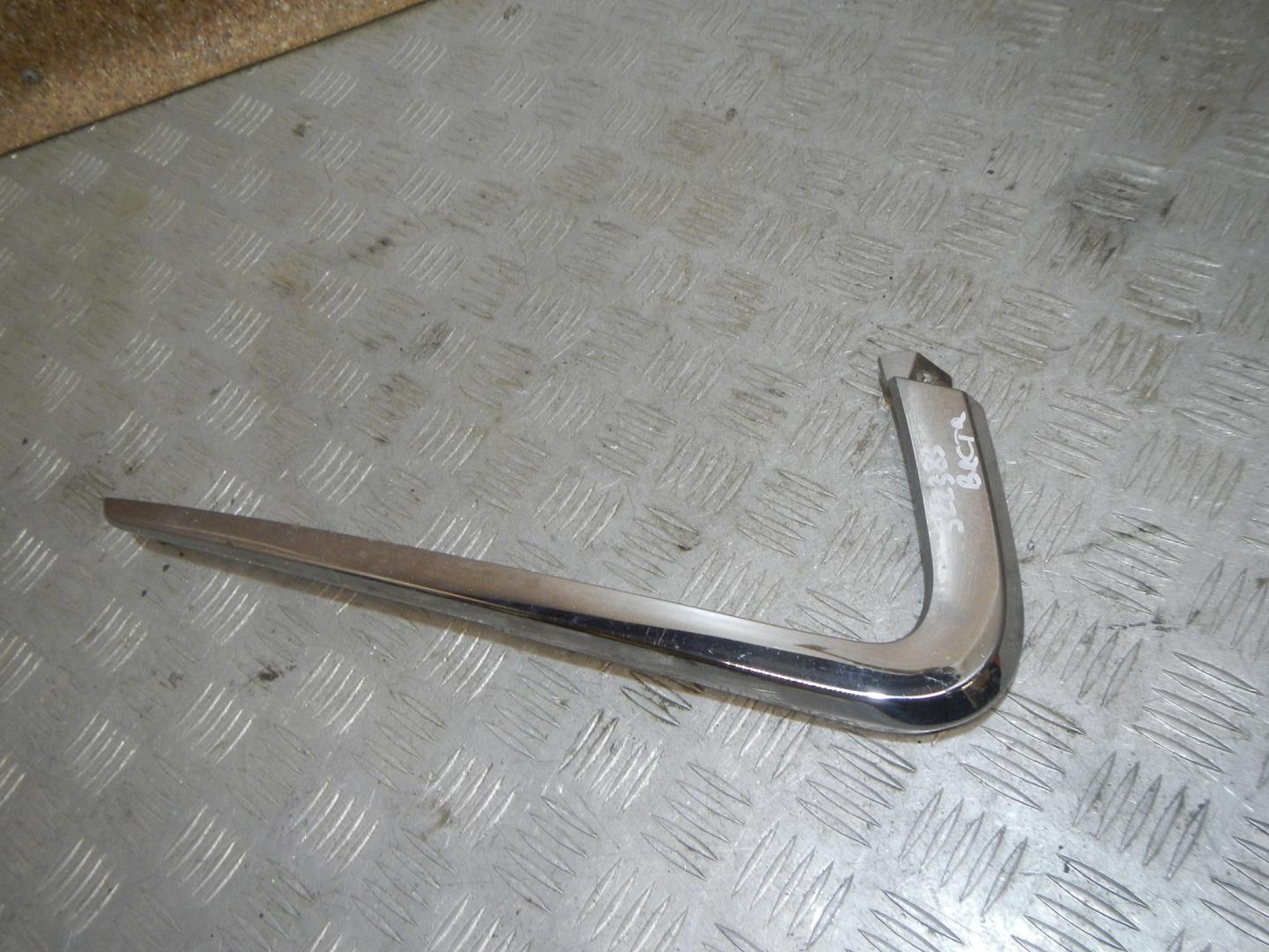 Молдинг переднего бампера левый