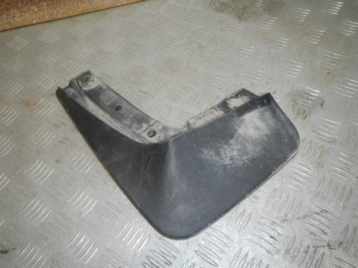 Брызговик задний левый