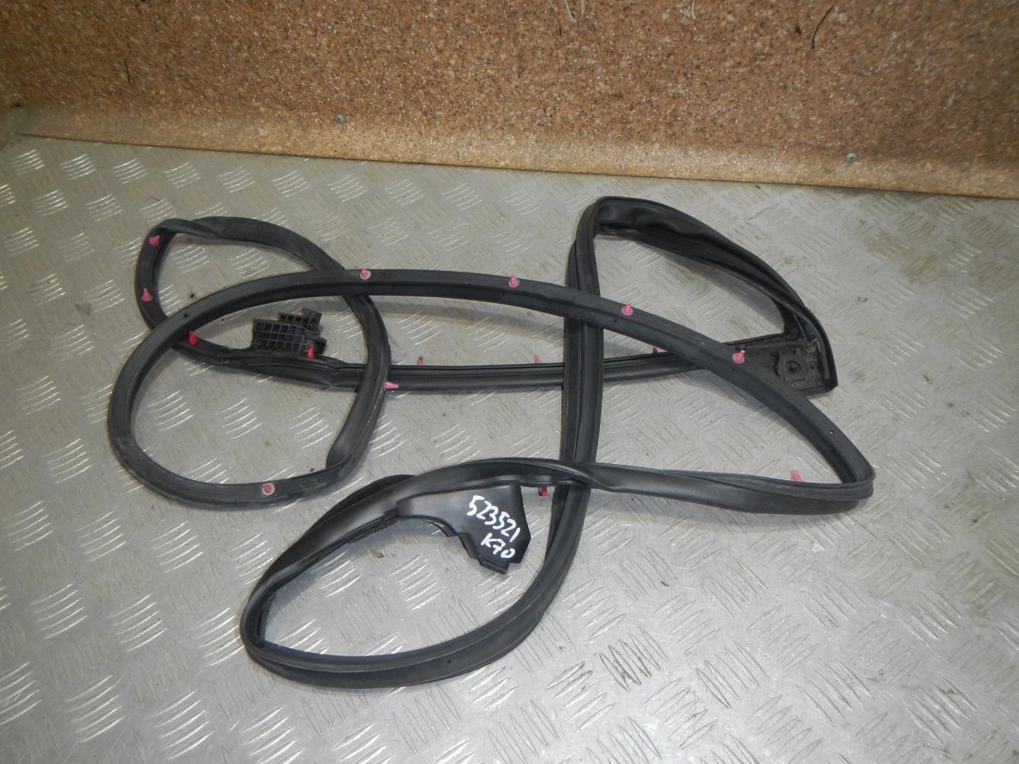 Уплотнитель задней правой двери