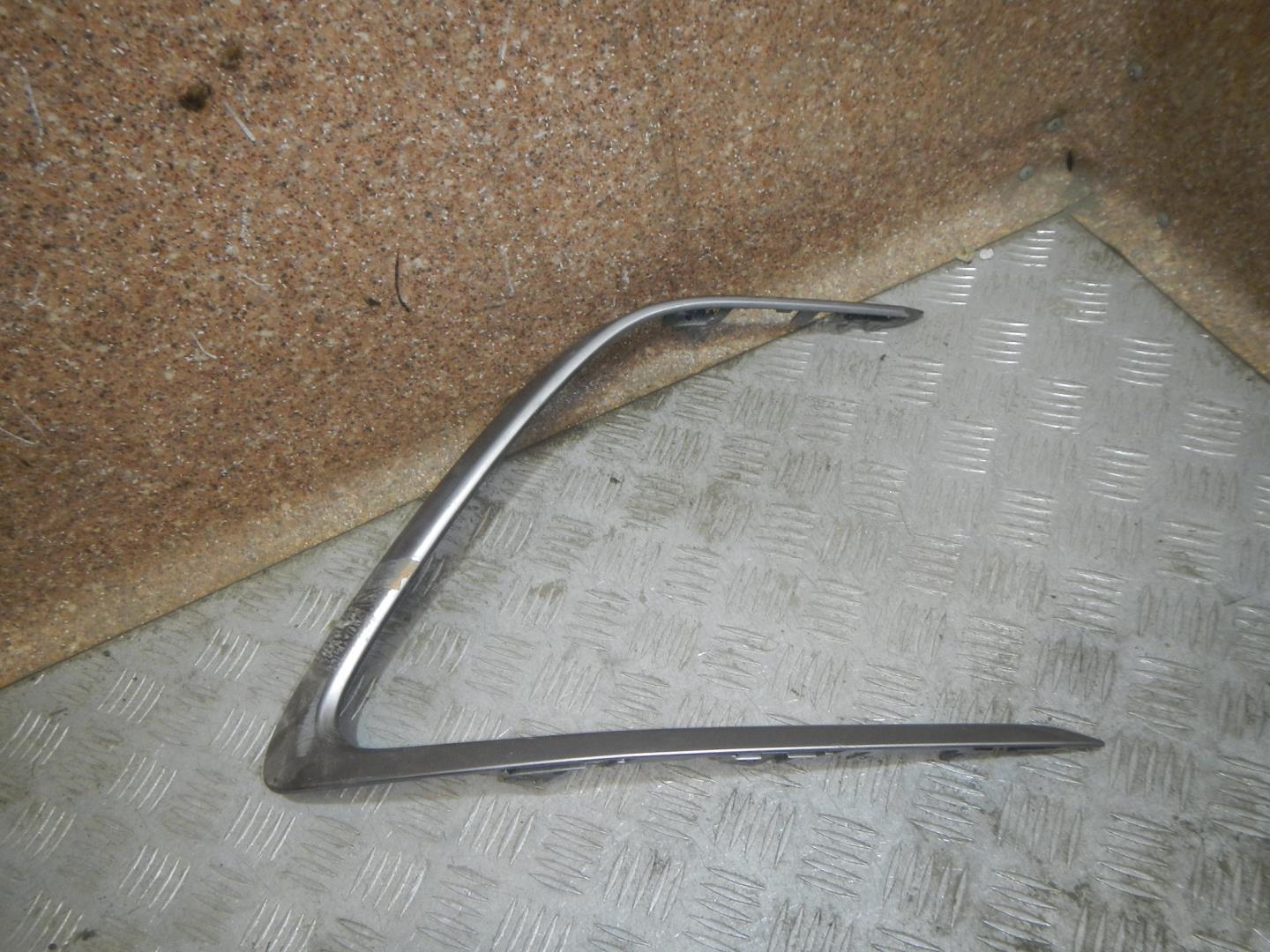 Молдинг переднего бампера правый