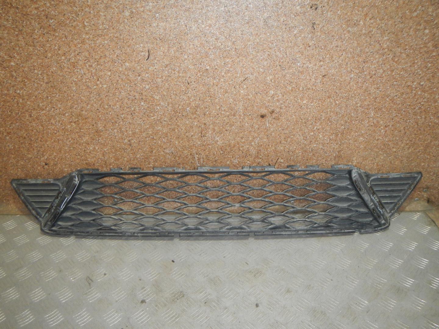 Решетка в бампер центральная