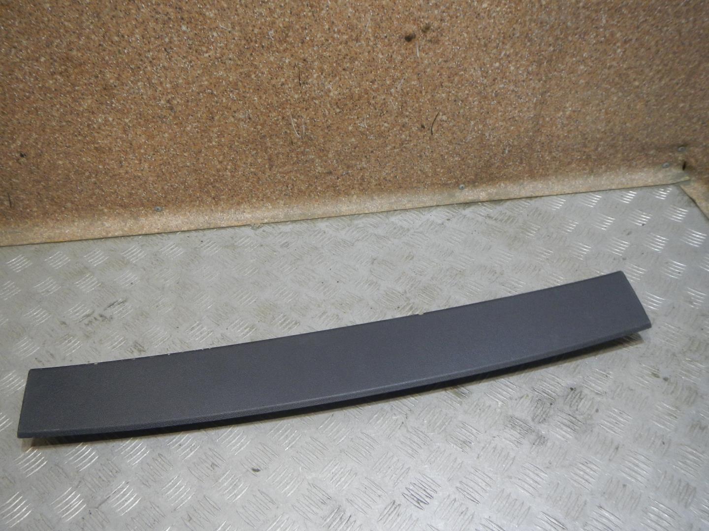 Обшивка двери багажника