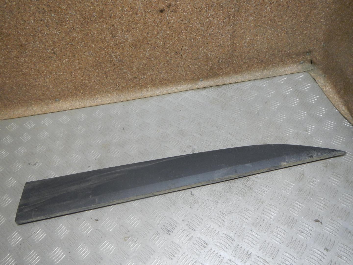 Молдинг передней правой двери