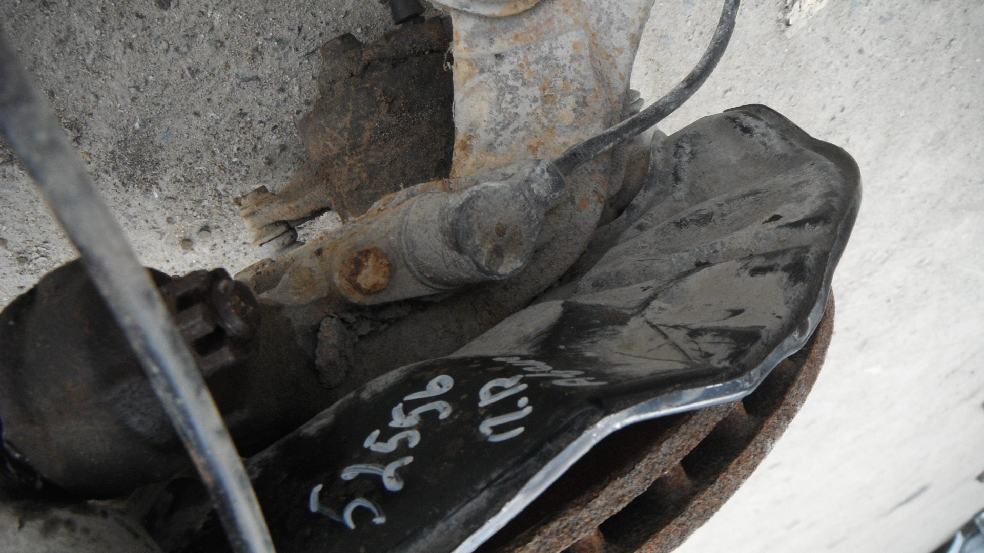 Кулак поворотный передний правый