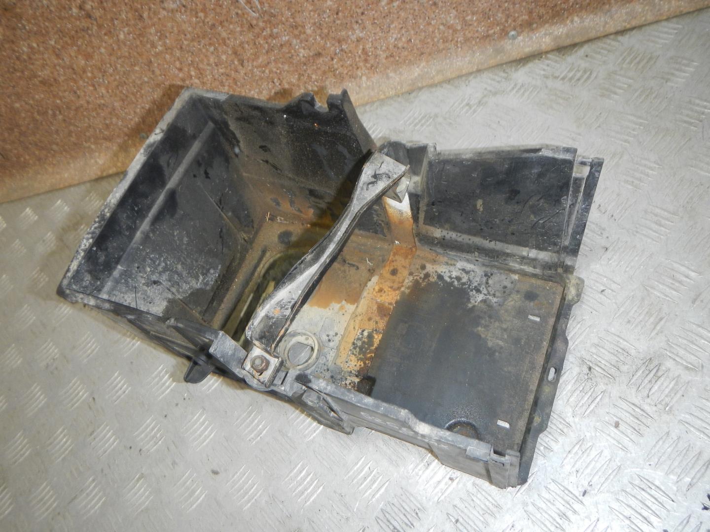 Крепление АКБ (корпус/подставка)