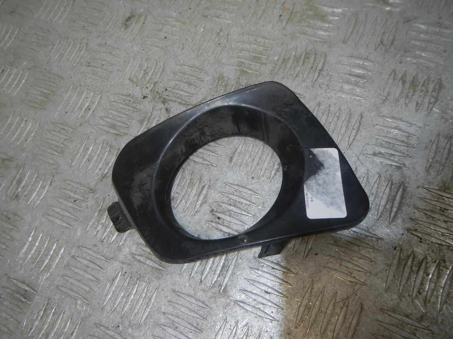 Рамка противотуманной фары правой