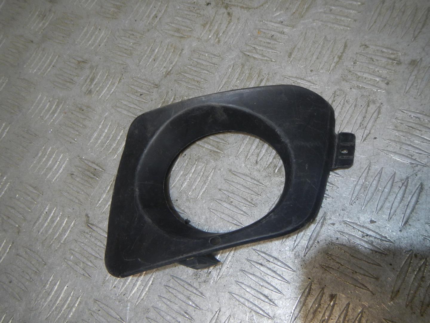 Рамка противотуманной фары левой