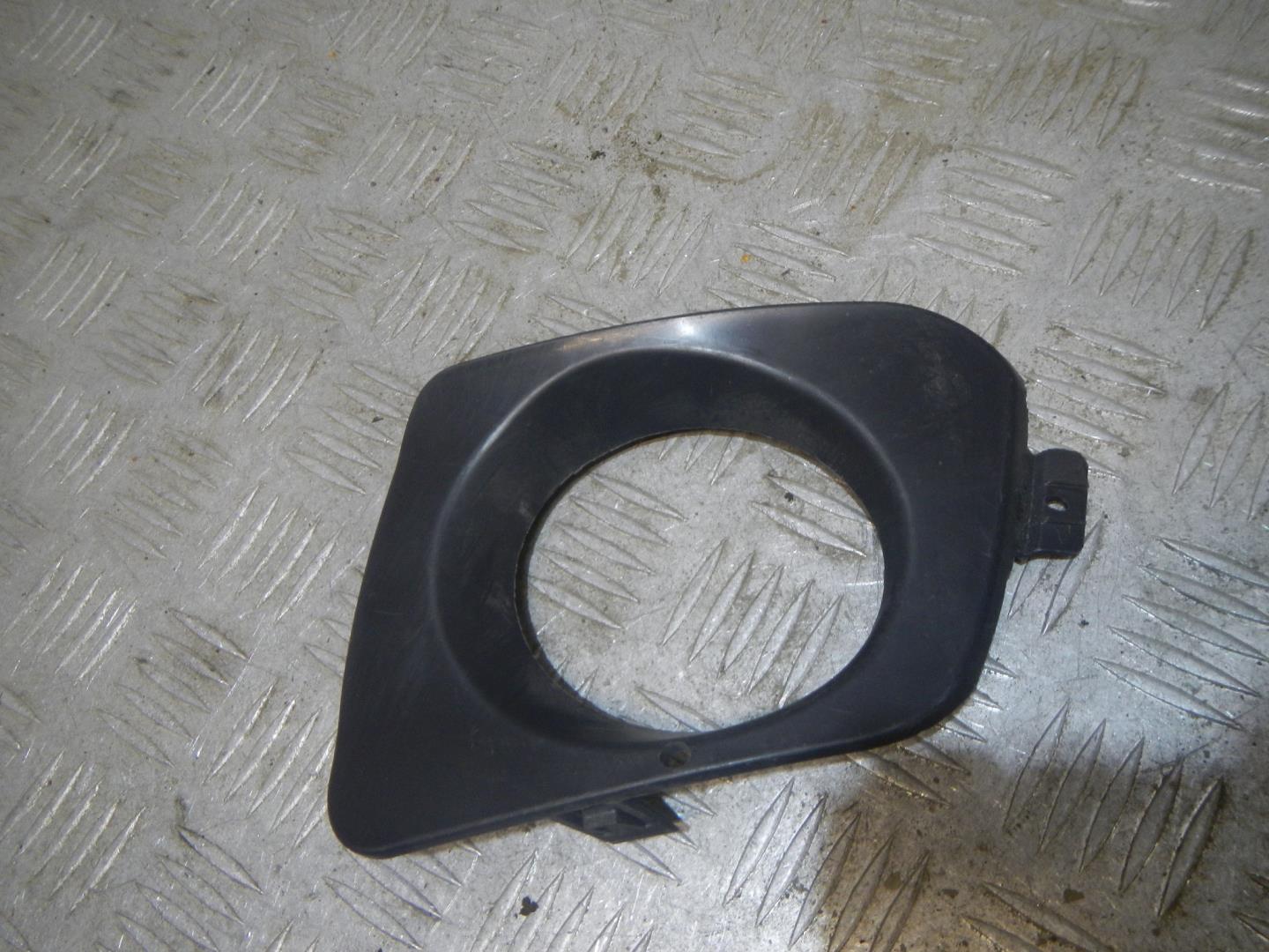 Рамка противотуманной фары левой