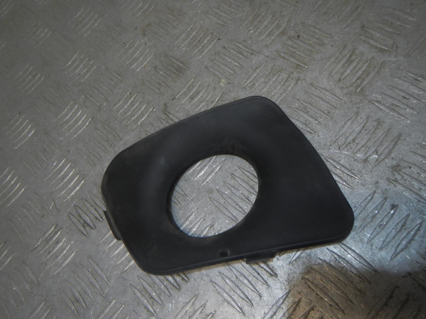 Рамка противотуманной фары правой