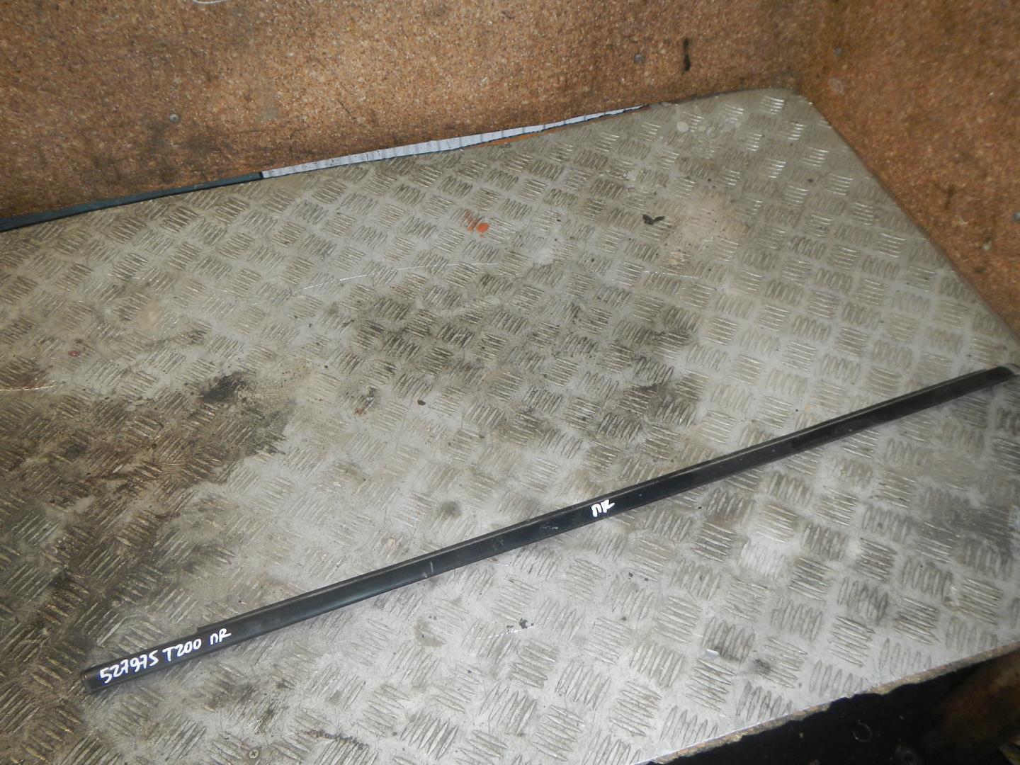 Накладка стекла переднего правого