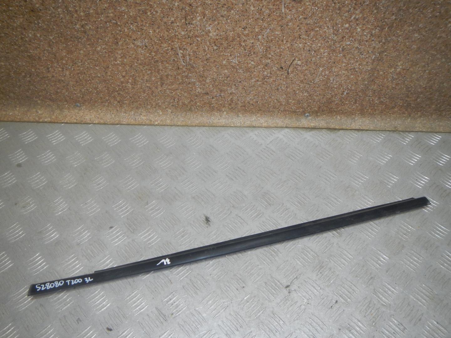 Накладка стекла заднего левого