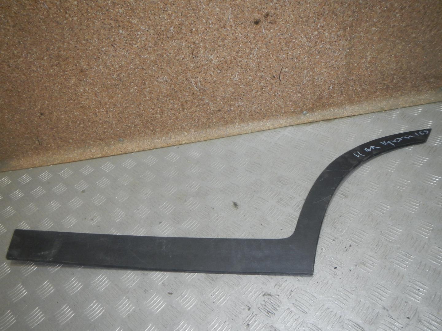 Молдинг задней левой двери