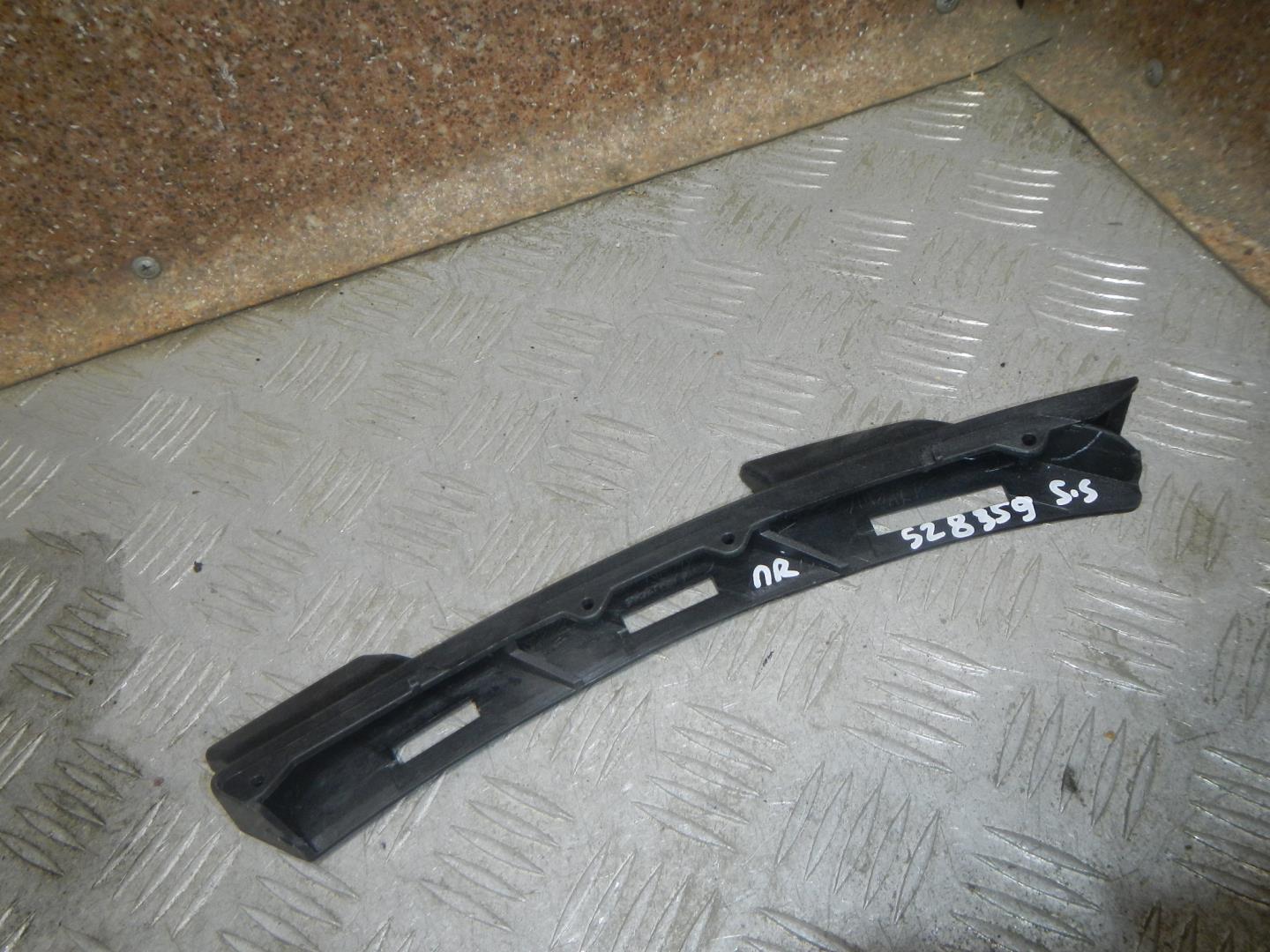 Кронштейн переднего бампера правый