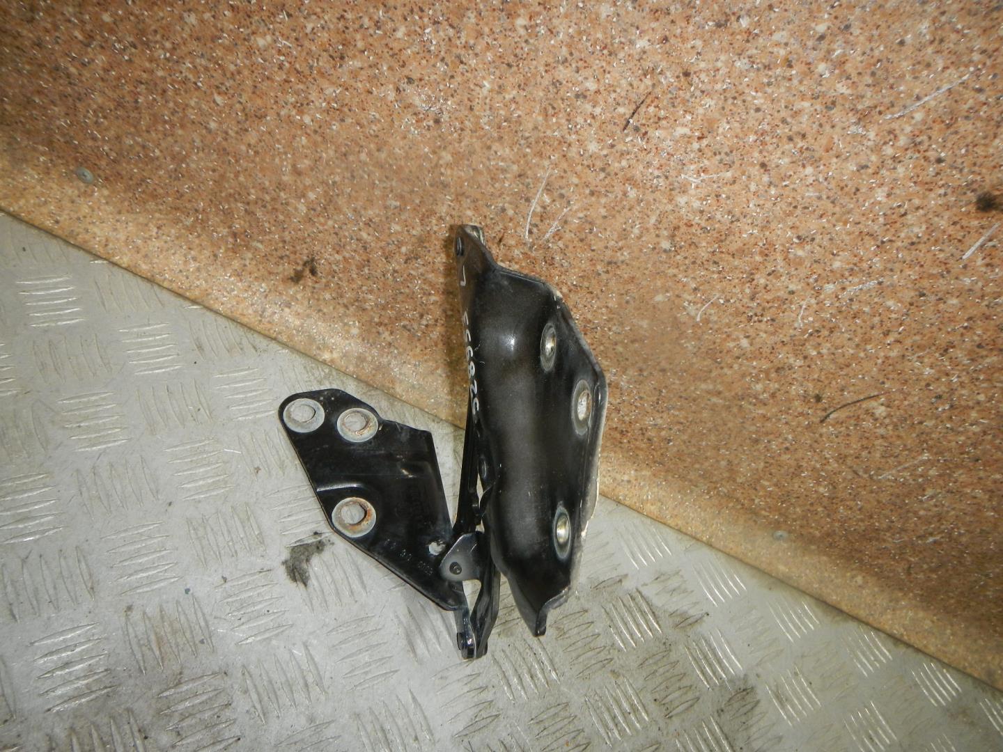 Петля капота левая