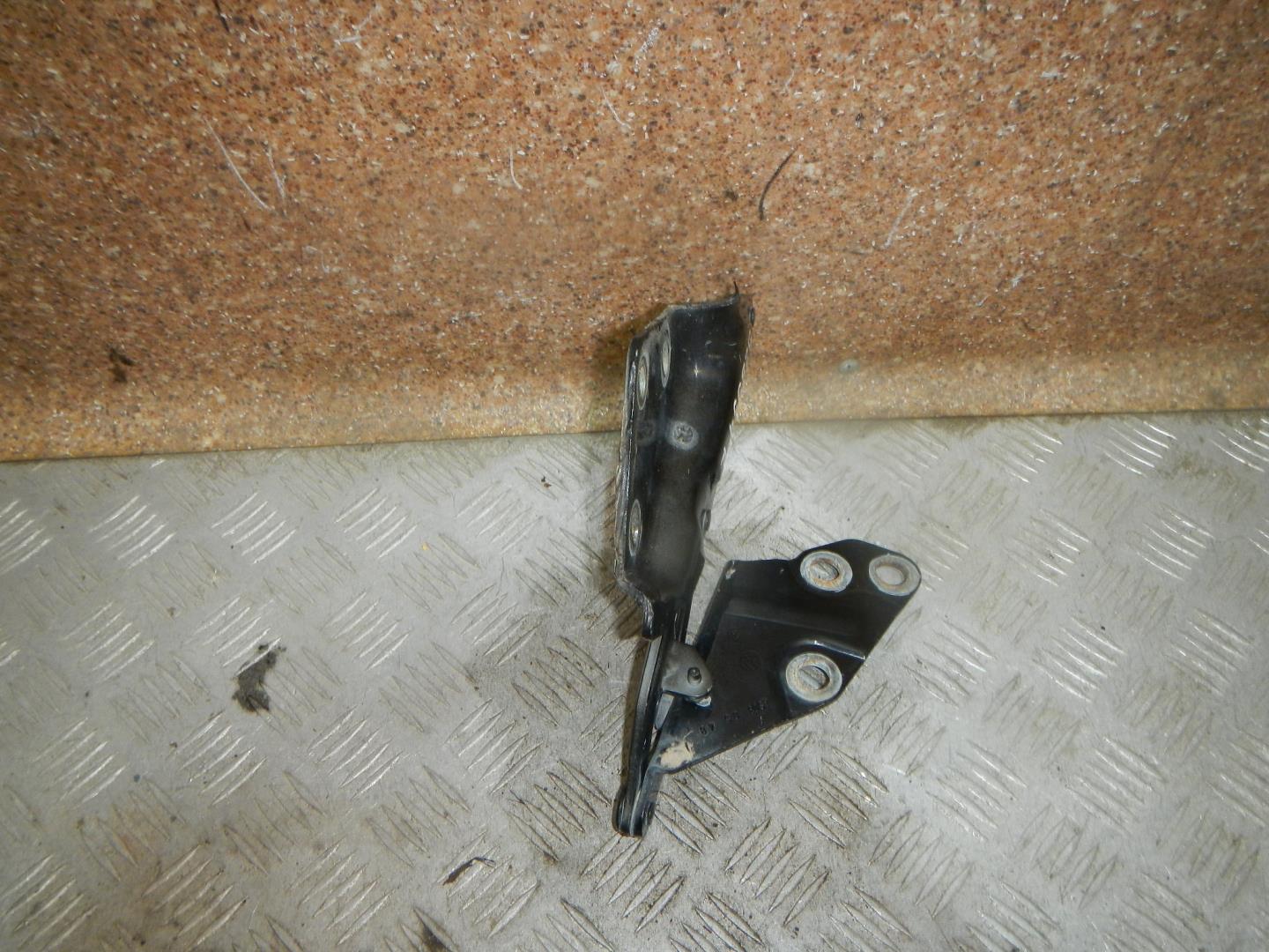 Петля капота правая