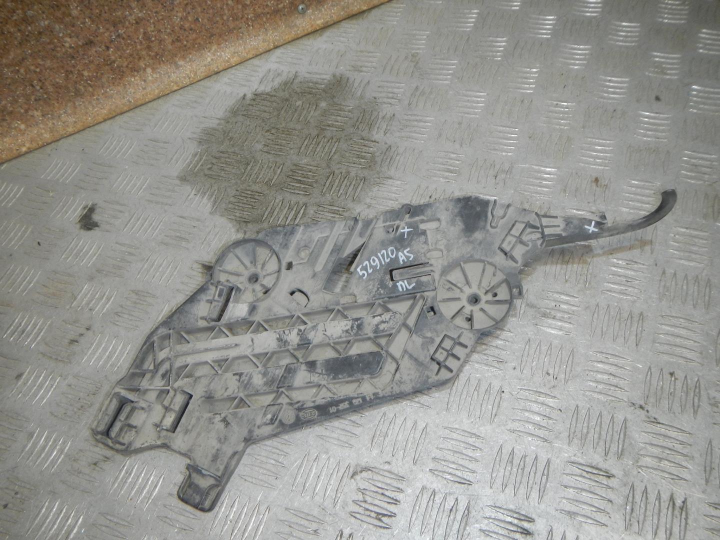 Кронштейн фар левый