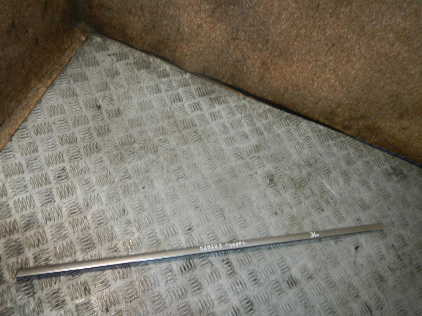 Накладка стекла заднего левого