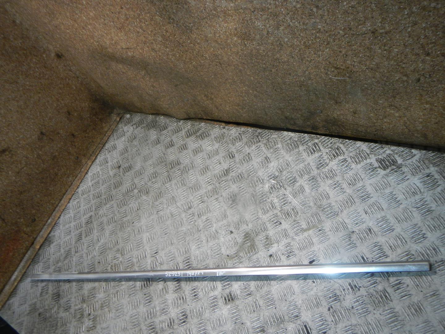 Накладка лобового стекла левая