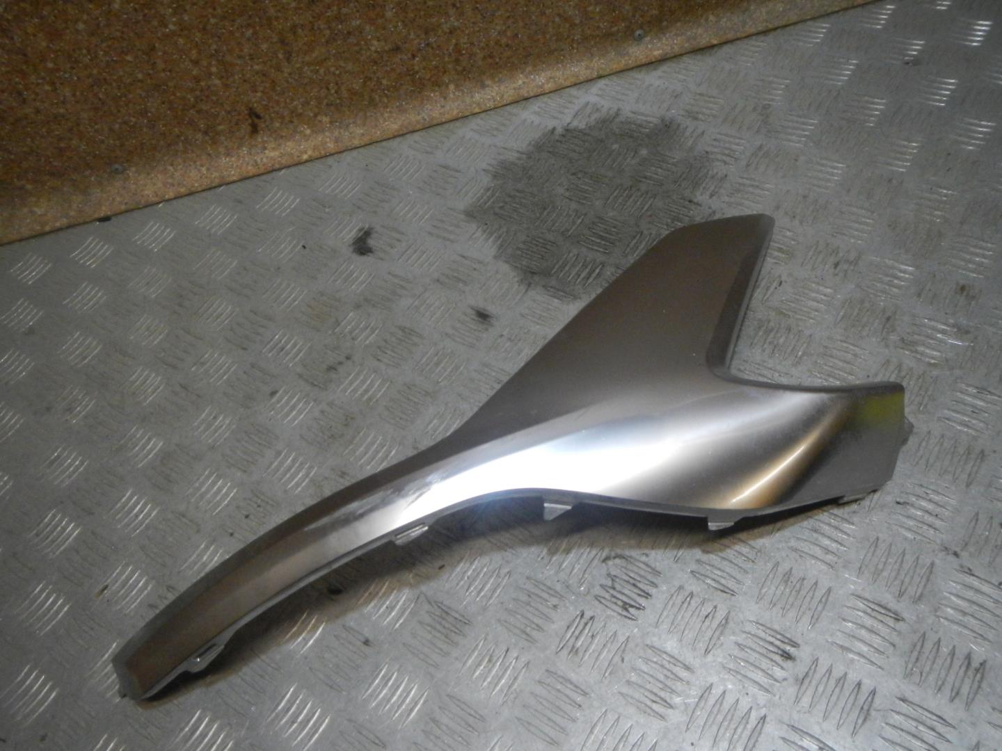 Молдинг переднего бампера правый