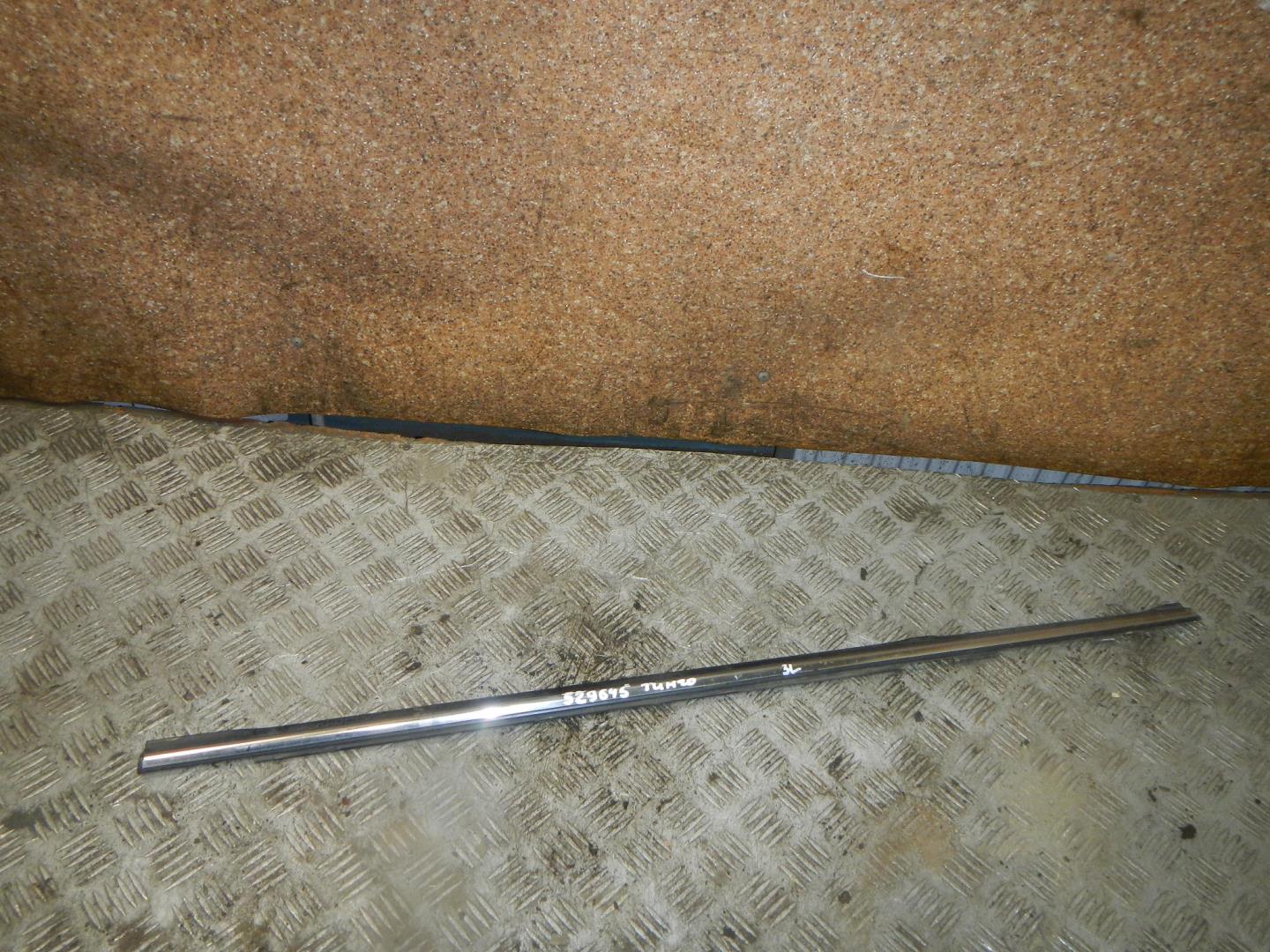 Накладка стекла заднего левого