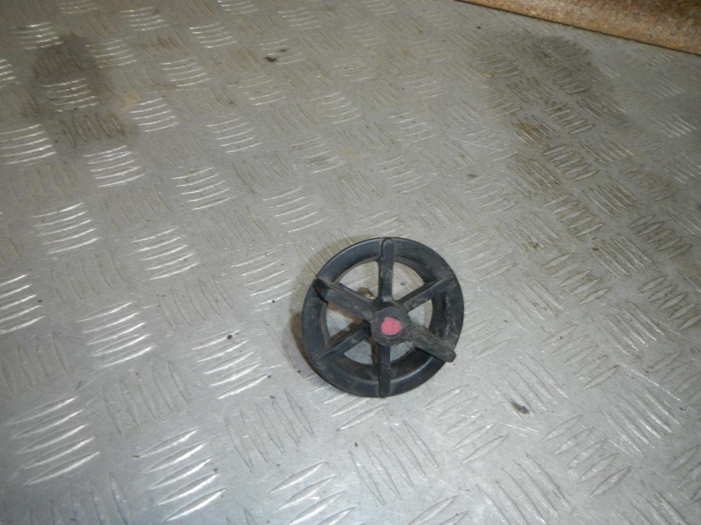 Болт крепления запасного колеса