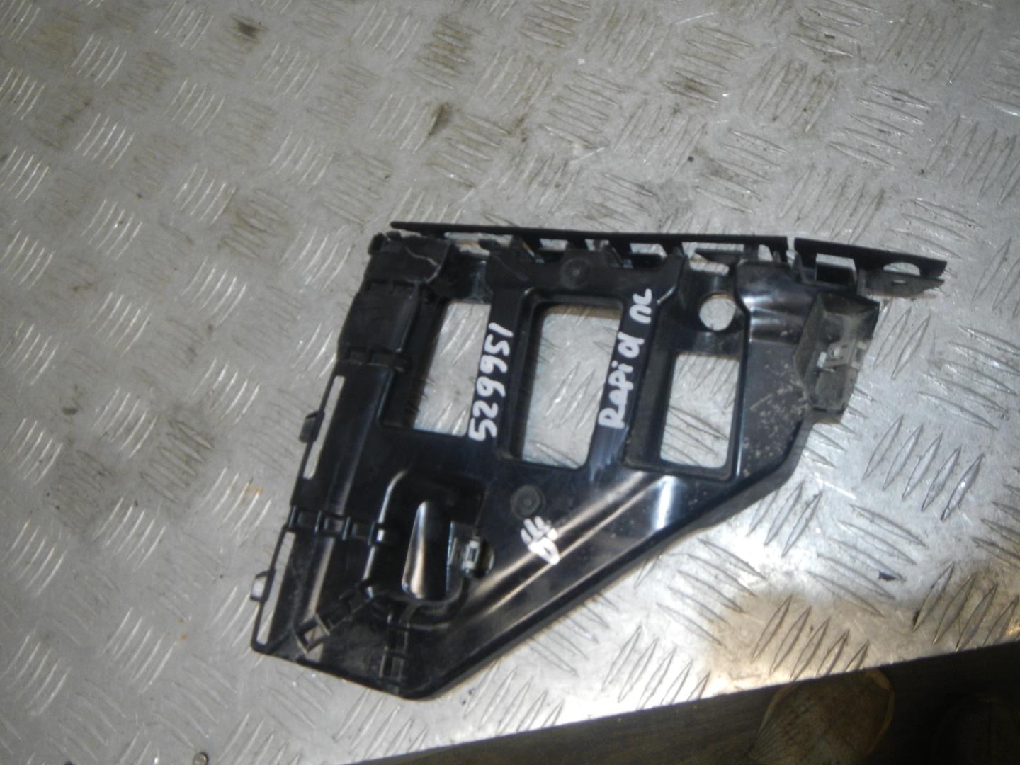 Кронштейн переднего бампера левый