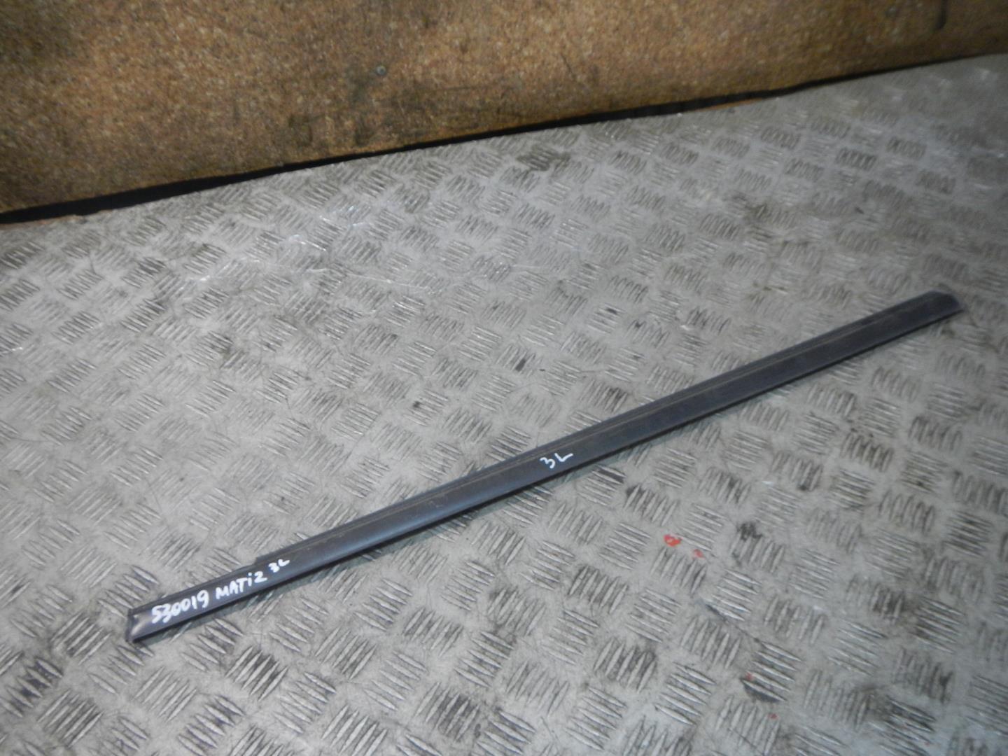 Накладка стекла заднего левого