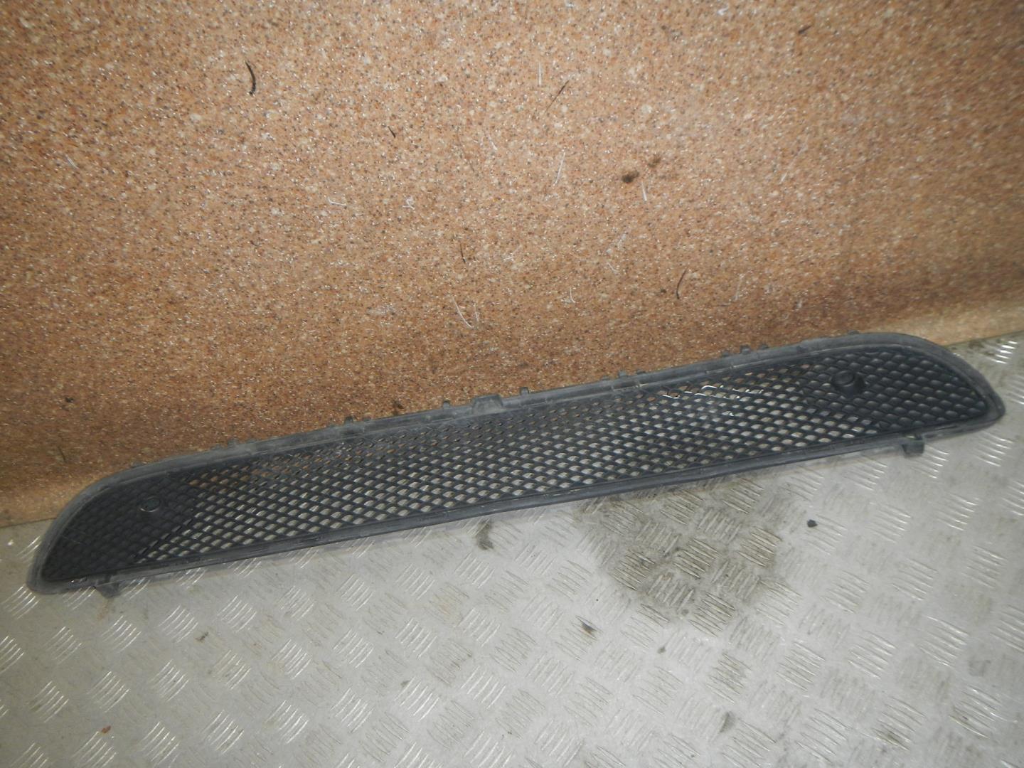 Решетка в бампер центральная