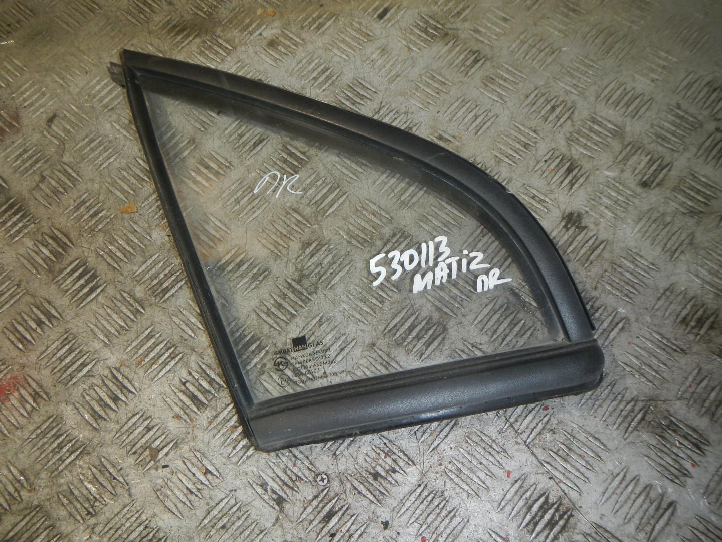 Стекло двери передней правой (форточка)