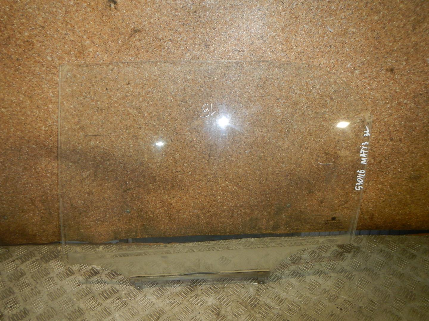 Стекло двери задней левой