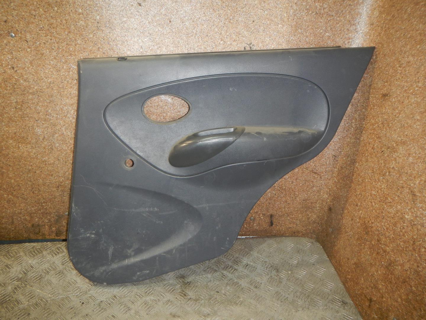 Обшивка двери задней правой