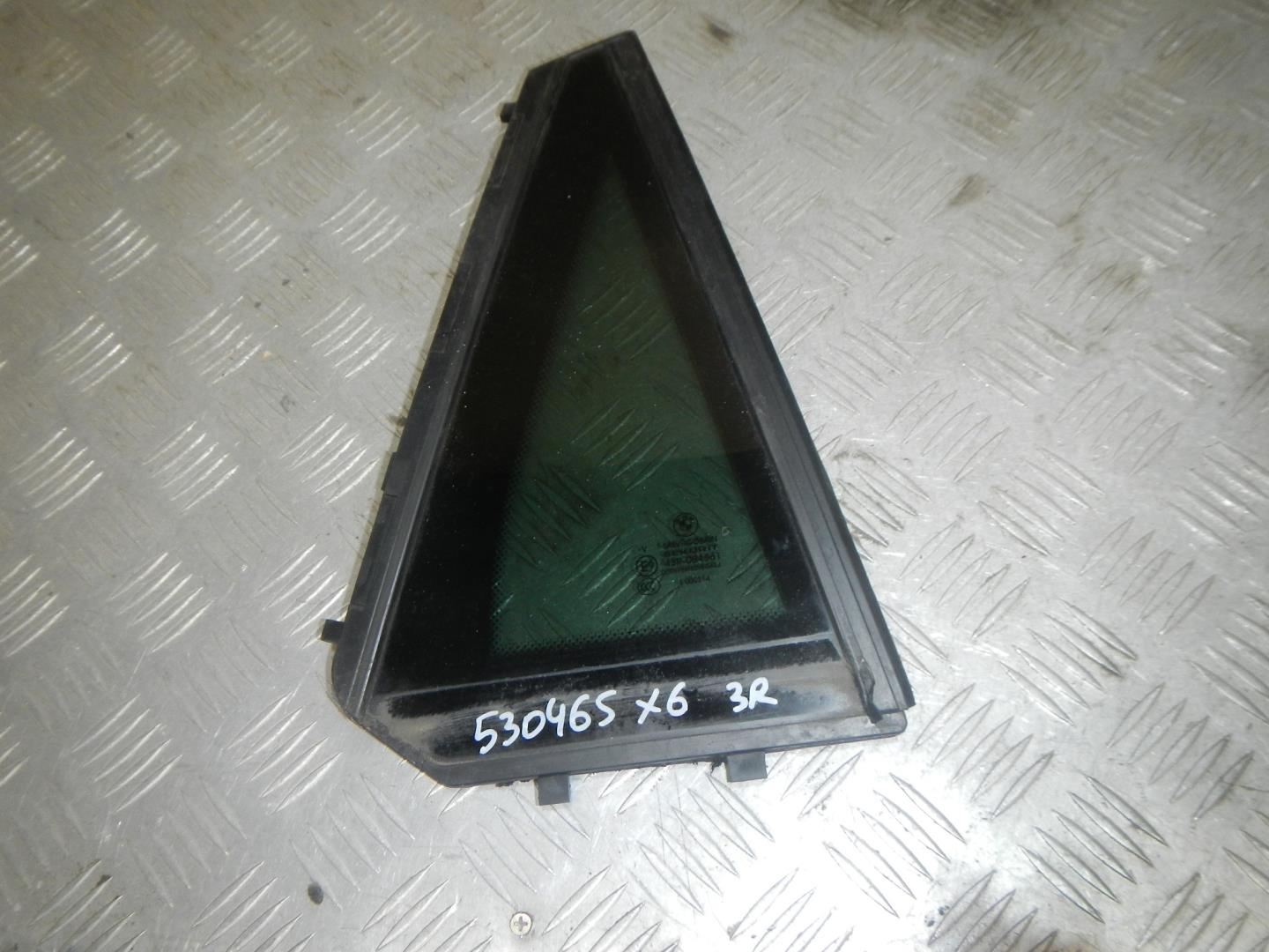 Стекло двери задней правой (форточка)