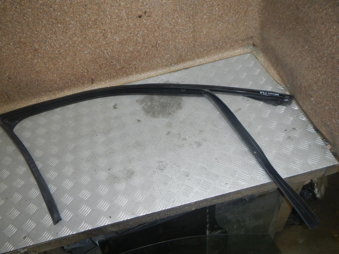 Уплотнитель стекла двери