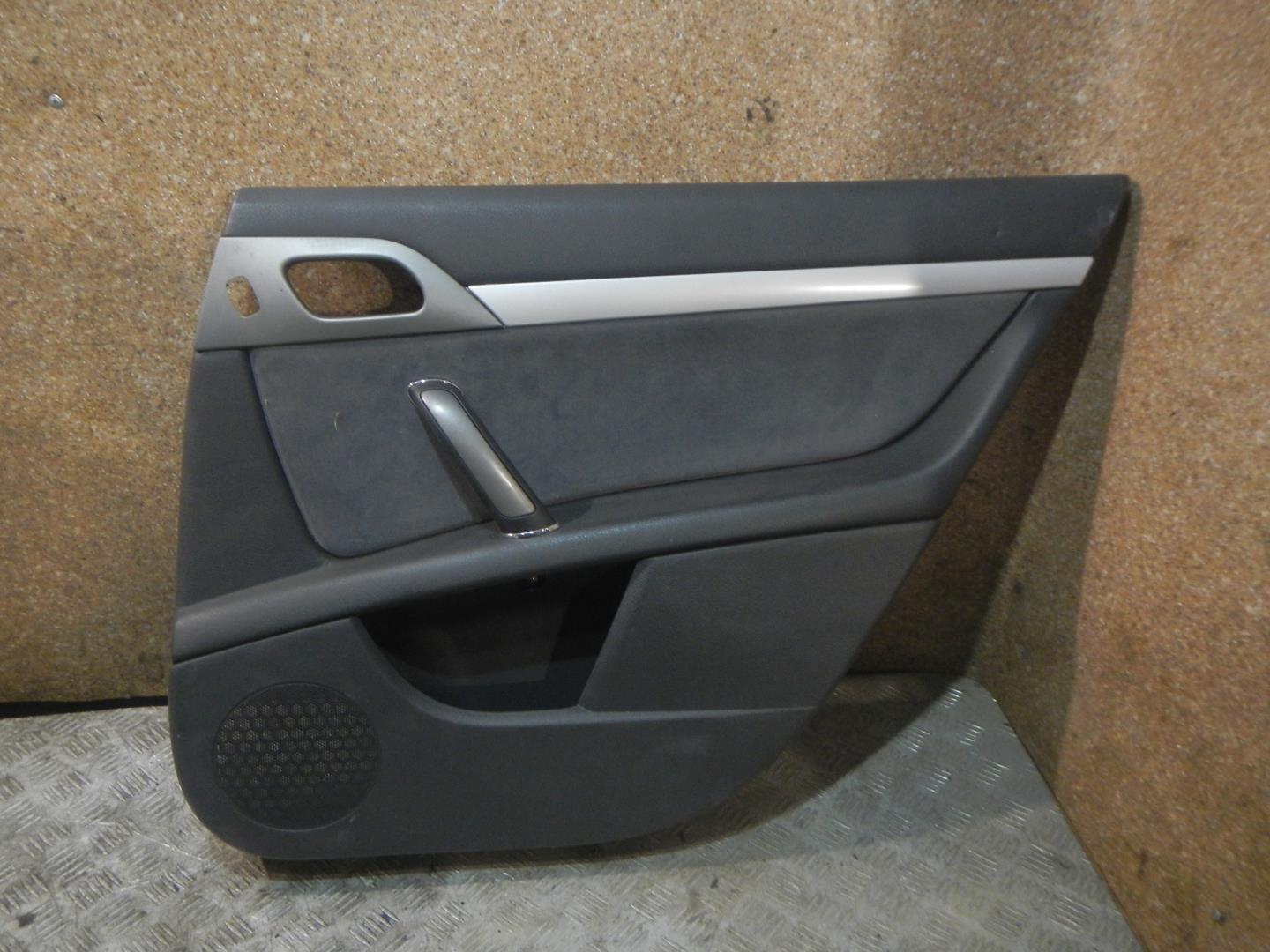 Обшивка двери задней правой